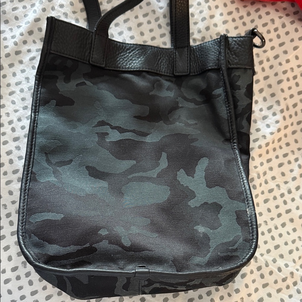 lululemon athletica Black & Charcoal Camo Messenger Bag - Picture 3 of 4